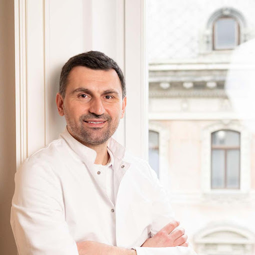 Dr. Senad Izić Dr. Senad Izić